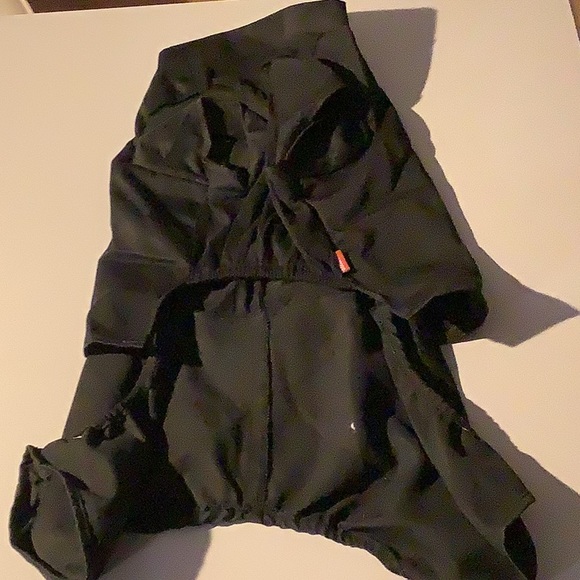 CLOTHING - Picture 15 of 16